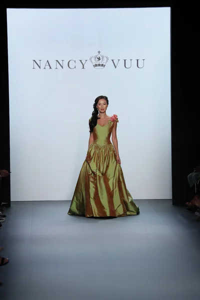 Nancy Vuu modevisning — Stockfoto