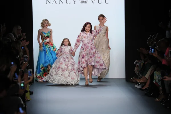 La designer Nancy Vuu et les mannequins marchent sur la piste — Photo