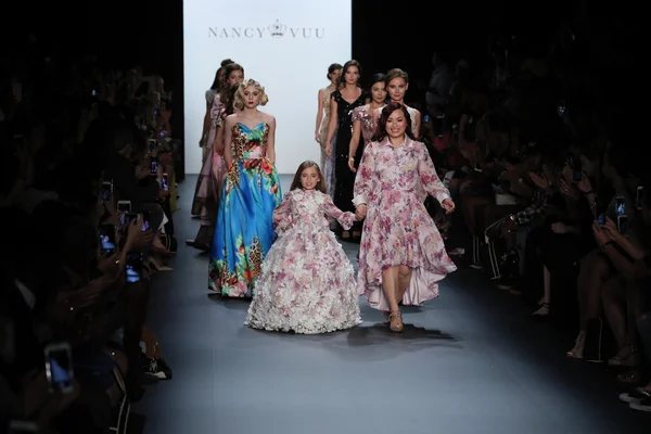 Designer Nancy Vuu and models walk the runway — Stock Photo, Image