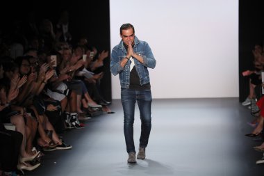  Tasarımcı Bibhu Mohapatra seyirci selamlıyor