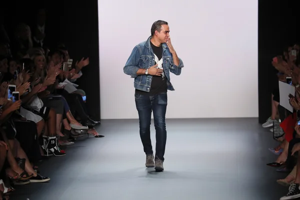 Le designer Bibhu Mohapatra salue le public — Photo