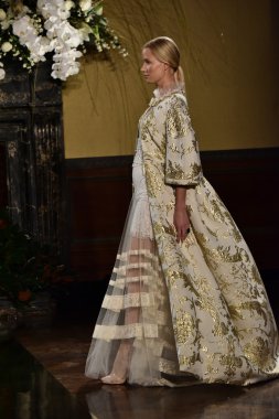  Yolancris Sonbahar 2017 Gelinlik koleksiyonu gösterisi 