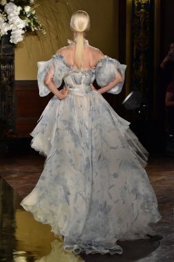  Yolancris Sonbahar 2017 Gelinlik koleksiyonu gösterisi 