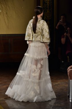  Yolancris Sonbahar 2017 Gelinlik koleksiyonu gösterisi 