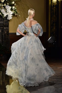  Yolancris Sonbahar 2017 Gelinlik koleksiyonu gösterisi 