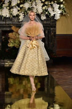  Yolancris Sonbahar 2017 Gelinlik koleksiyonu gösterisi 