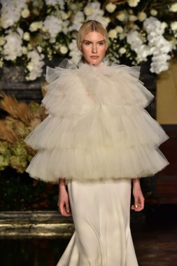  Yolancris Sonbahar 2017 Gelinlik koleksiyonu gösterisi 