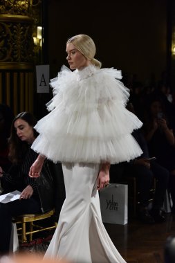  Yolancris Sonbahar 2017 Gelinlik koleksiyonu gösterisi 