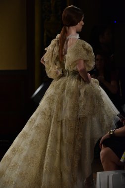  Yolancris Sonbahar 2017 Gelinlik koleksiyonu gösterisi 