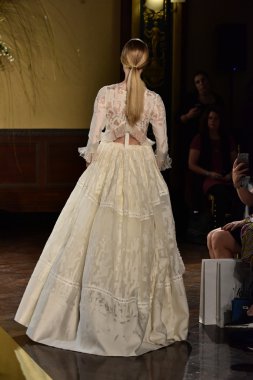  Yolancris Sonbahar 2017 Gelinlik koleksiyonu gösterisi 