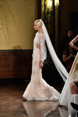  Yolancris Sonbahar 2017 Gelinlik koleksiyonu gösterisi 