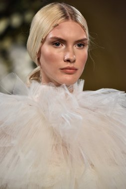 Yolancris Sonbahar 2017 Gelinlik koleksiyonu gösterisi 