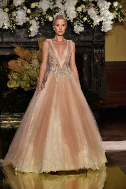  Yolancris Sonbahar 2017 Gelinlik koleksiyonu gösterisi 