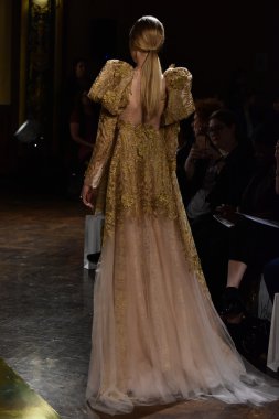  Yolancris Sonbahar 2017 Gelinlik koleksiyonu gösterisi 