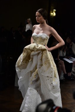  Yolancris Sonbahar 2017 Gelinlik koleksiyonu gösterisi 