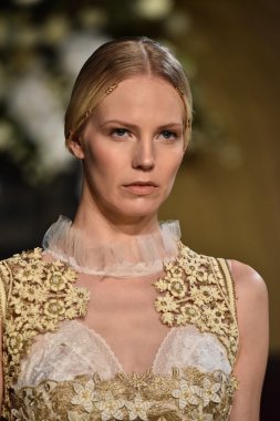  Yolancris Sonbahar 2017 Gelinlik koleksiyonu gösterisi 