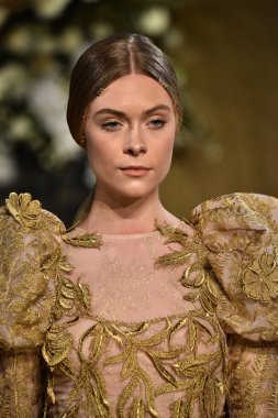  Yolancris Sonbahar 2017 Gelinlik koleksiyonu gösterisi 