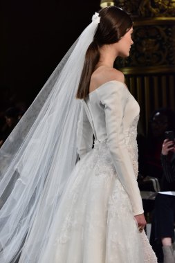  Yolancris Sonbahar 2017 Gelinlik koleksiyonu gösterisi 