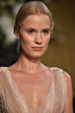  Yolancris Sonbahar 2017 Gelinlik koleksiyonu gösterisi 