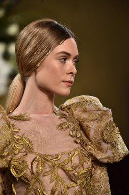  Yolancris Sonbahar 2017 Gelinlik koleksiyonu gösterisi 