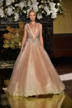  Yolancris Sonbahar 2017 Gelinlik koleksiyonu gösterisi 