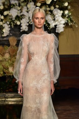  Yolancris Sonbahar 2017 Gelinlik koleksiyonu gösterisi