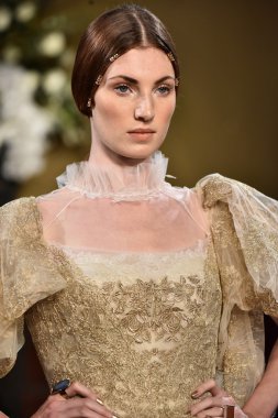  Yolancris Sonbahar 2017 Gelinlik koleksiyonu gösterisi