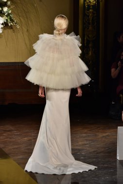  Yolancris Sonbahar 2017 Gelinlik koleksiyonu gösterisi