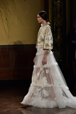  Yolancris Sonbahar 2017 Gelinlik koleksiyonu gösterisi