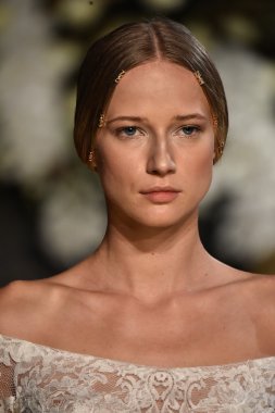  Yolancris Sonbahar 2017 Gelinlik koleksiyonu gösterisi