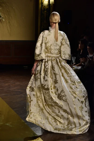  Yolancris Sonbahar 2017 Gelinlik koleksiyonu gösterisi 