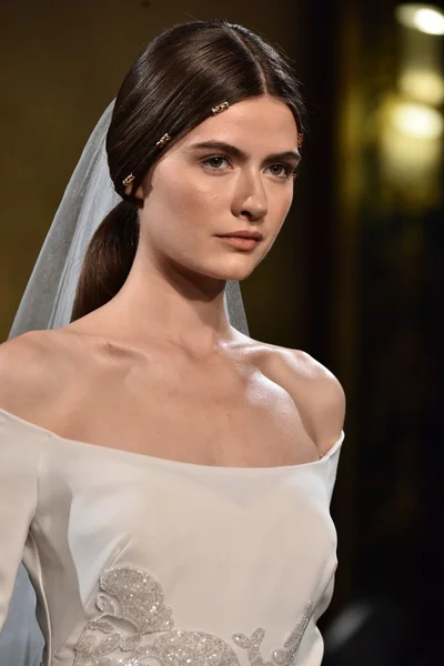 YolanCris Fall 2017 Bridal collection show — Stock Photo, Image