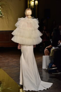  Yolancris Sonbahar 2017 Gelinlik koleksiyonu gösterisi