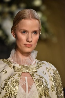  Yolancris Sonbahar 2017 Gelinlik koleksiyonu gösterisi