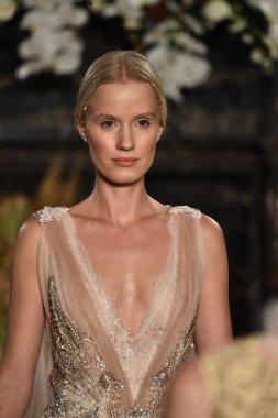  Yolancris Sonbahar 2017 Gelinlik koleksiyonu gösterisi