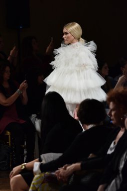  Yolancris Sonbahar 2017 Gelinlik koleksiyonu gösterisi