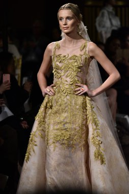  Yolancris Sonbahar 2017 Gelinlik koleksiyonu gösterisi