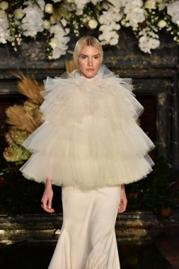  Yolancris Sonbahar 2017 Gelinlik koleksiyonu gösterisi