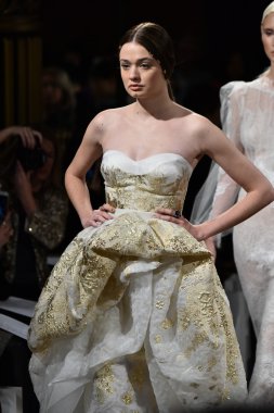  Yolancris Sonbahar 2017 Gelinlik koleksiyonu gösterisi 