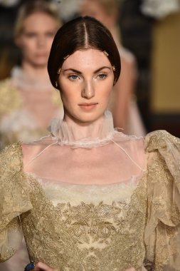  Yolancris Sonbahar 2017 Gelinlik koleksiyonu gösterisi