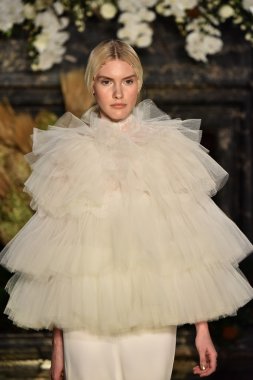  Yolancris Sonbahar 2017 Gelinlik koleksiyonu gösterisi