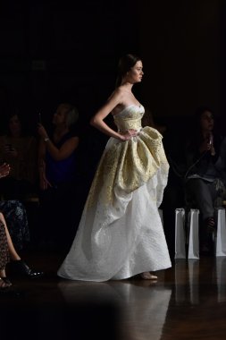  Yolancris Sonbahar 2017 Gelinlik koleksiyonu gösterisi