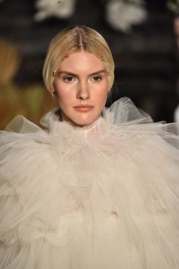  Yolancris Sonbahar 2017 Gelinlik koleksiyonu gösterisi