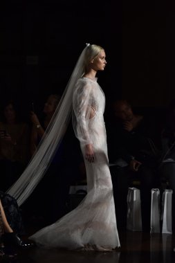  Yolancris Sonbahar 2017 Gelinlik koleksiyonu gösterisi