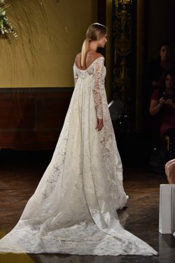  Yolancris Sonbahar 2017 Gelinlik koleksiyonu gösterisi