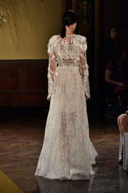  Yolancris Sonbahar 2017 Gelinlik koleksiyonu gösterisi