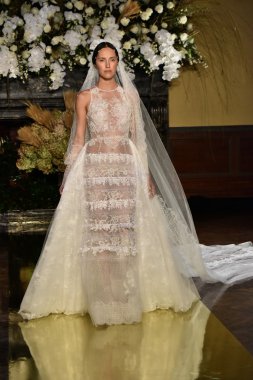  Yolancris Sonbahar 2017 Gelinlik koleksiyonu gösterisi