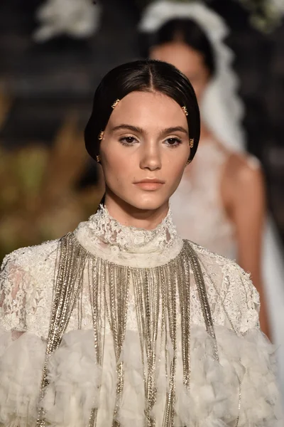 YolanCris Fall 2017 Nászutas kollekció show — Stock Fotó