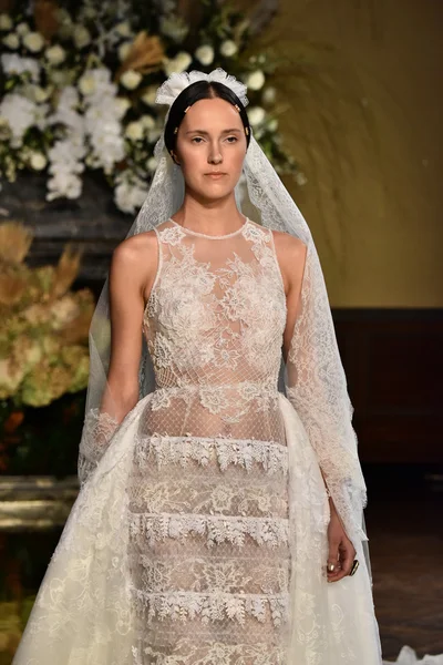 YolanCris Fall 2017 Bridal collection show — Stock Photo, Image