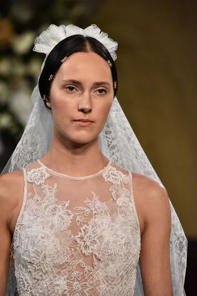 YolanCris Fall 2017 Bridal collection show — Stock Photo, Image